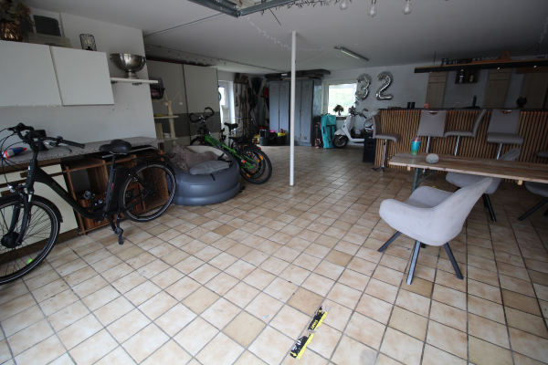 Garage innen mit Platz für Werkstatt