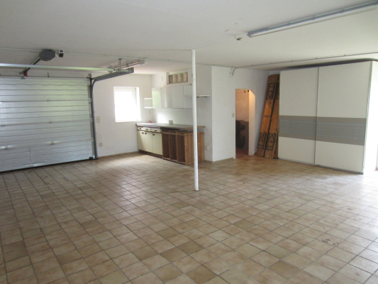 Garage innen mit Platz für Werkstatt leer